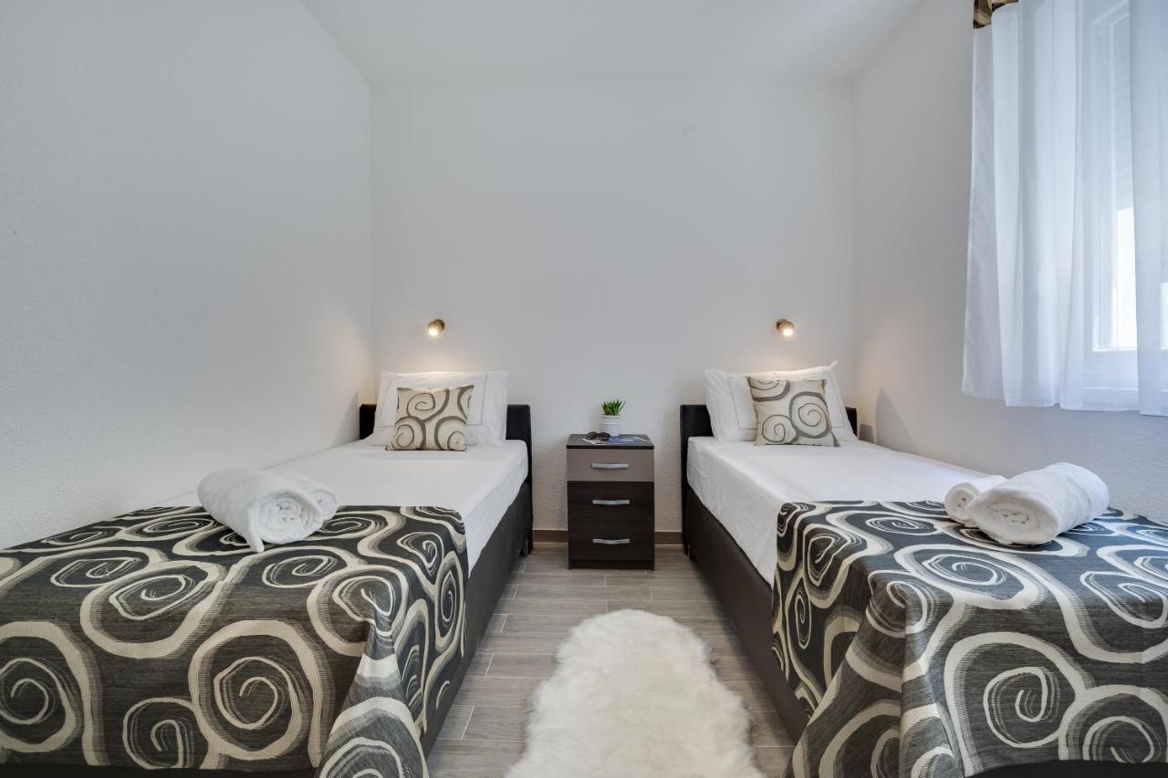 Apartmani Kastelina Vir Esterno foto