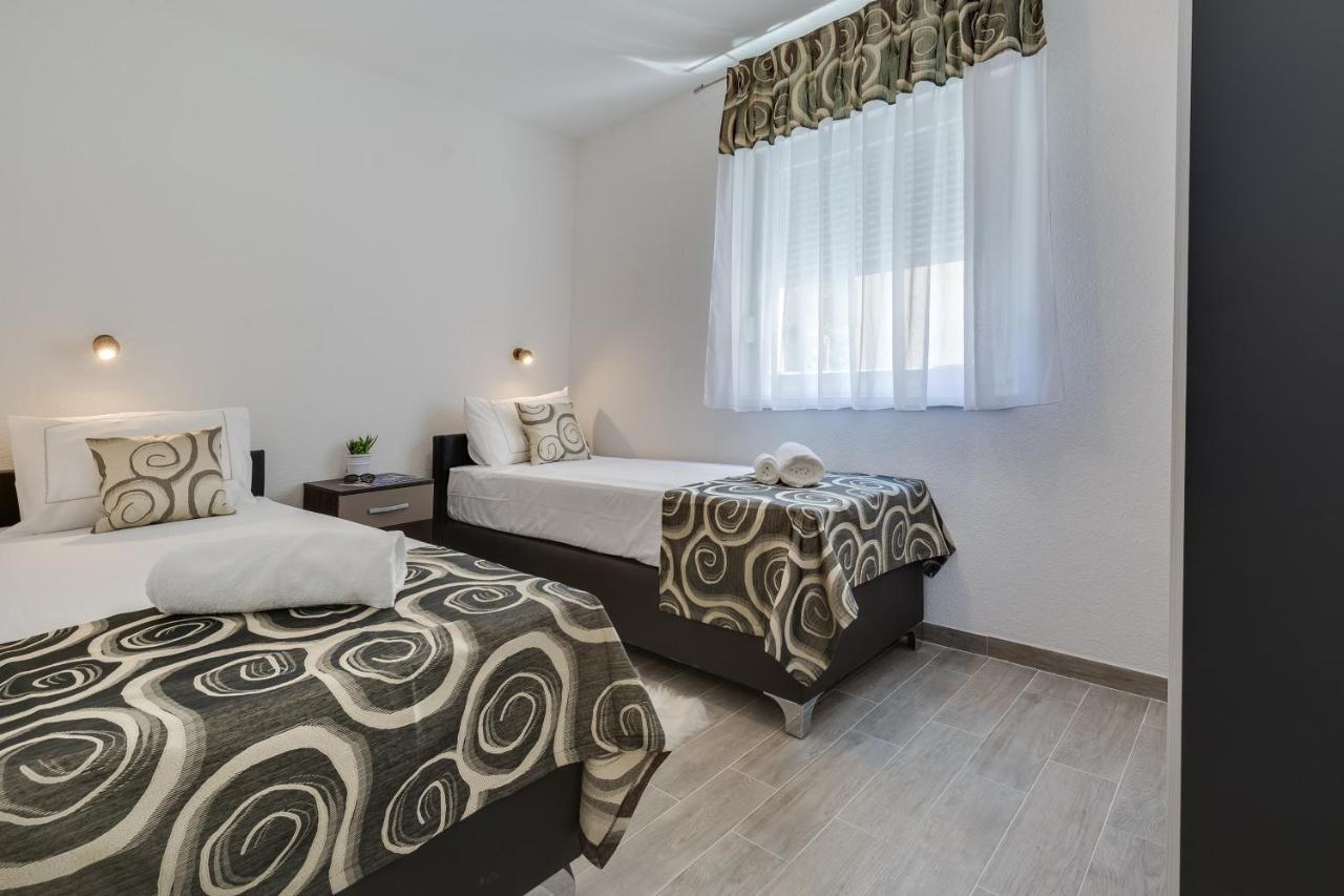 Apartmani Kastelina Vir Esterno foto