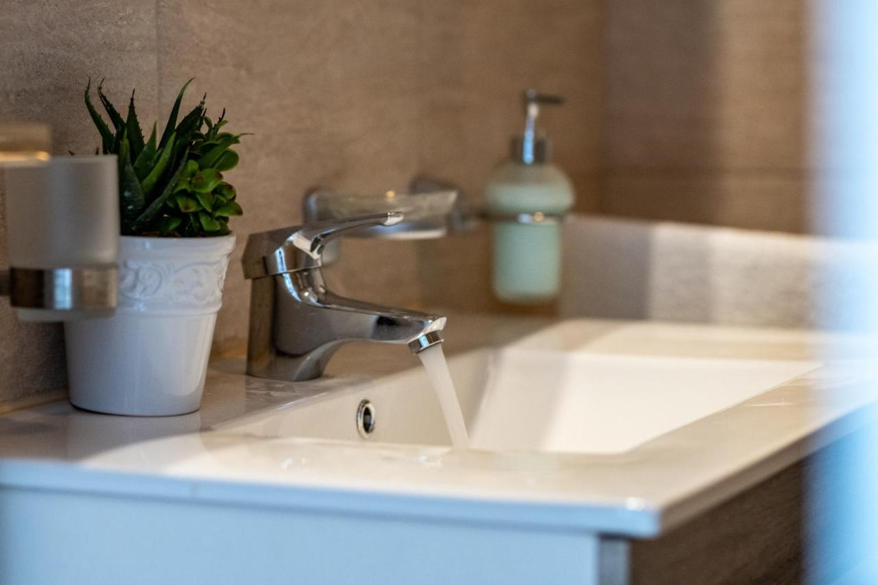 Apartmani Kastelina Vir Esterno foto